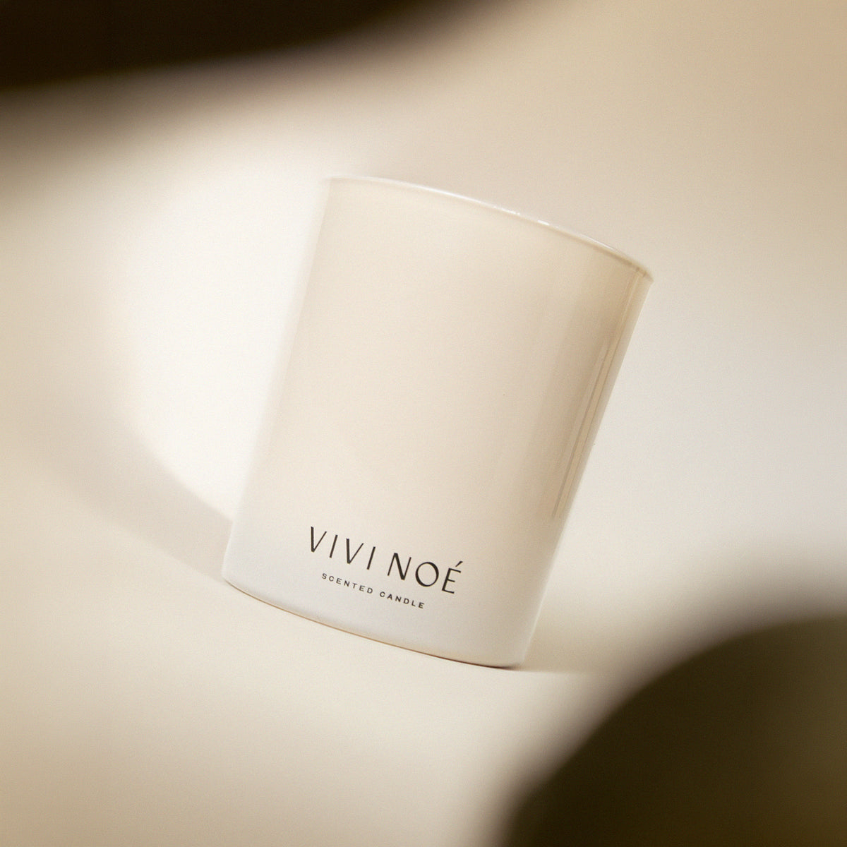 Luxe geurkaars Liora van Vivi Noé in zonlicht